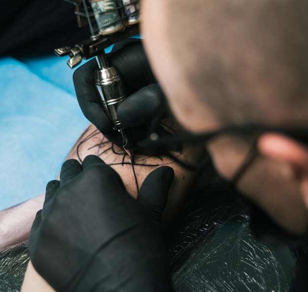Jak dobrać odpowiednie igły do różnych stylów tatuażu?