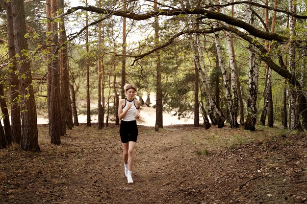 Rozwijaj się przez ruch: Jak bieganie po lesie może stać się Twoim ulubionym hobby