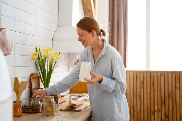 Odkryj magię tworzenia własnych ziół do herbaty jako nową formę relaksu i hobby w domowym zaciszu.
