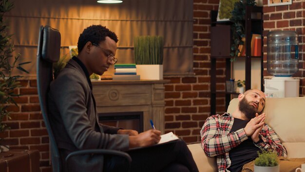 Jak psychoterapia indywidualna może pomóc w radzeniu sobie z codziennym stresem?