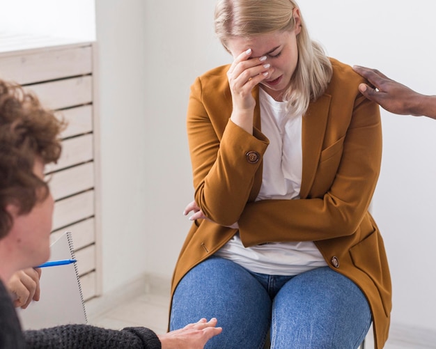 Jakie sygnały mogą wskazywać na potrzebę konsultacji z psychologiem lub psychiatrą?