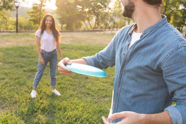 Kreatywna przygoda z frisbee: jak zacząć i czerpać radość z dyscypliny rzutu talerzem?