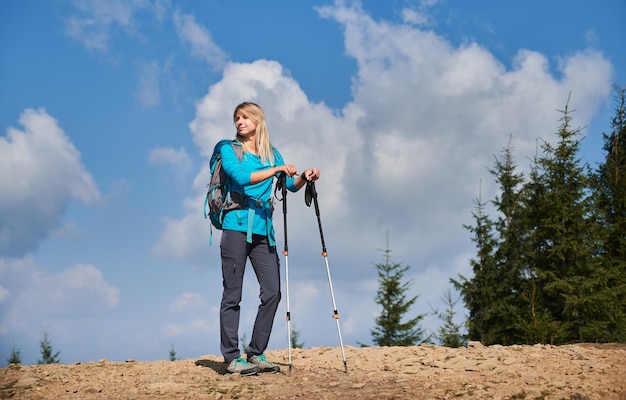 Odkrywaj nowe horyzonty: Jak trekking z kijkami może stać się Twoją pasją?